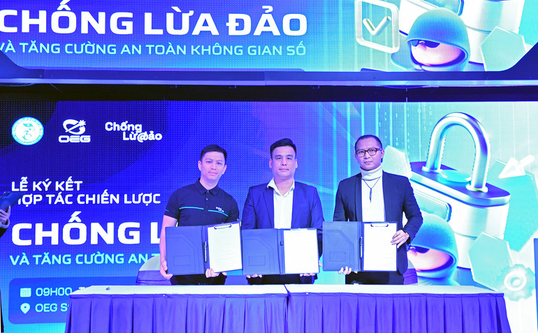 Nghi lễ ký kết hợp tác chiến lược chống lừa đảo và tăng cường an toàn không gian số giữa 3 bên.