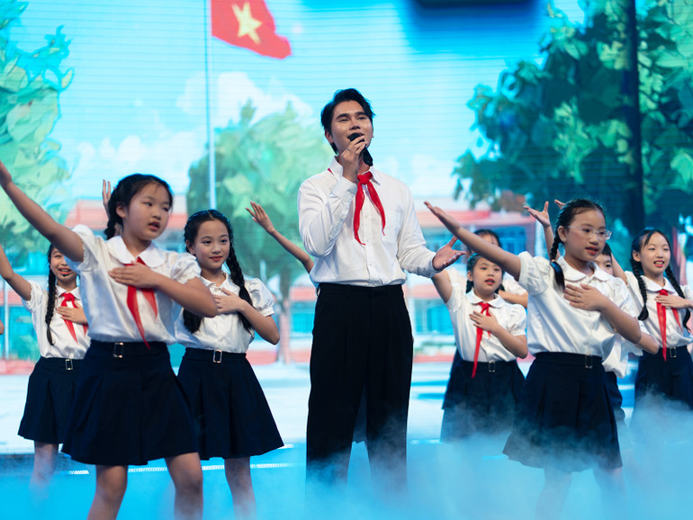 Lâm Phúc cùng các nghệ sĩ "nhí".