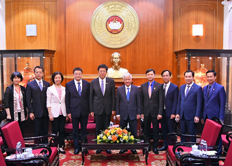 Đồng chí Đỗ Văn Chiến (thứ 5 từ phải sang) cùng đại diện các đơn vị liên quan tại buổi tiếp.