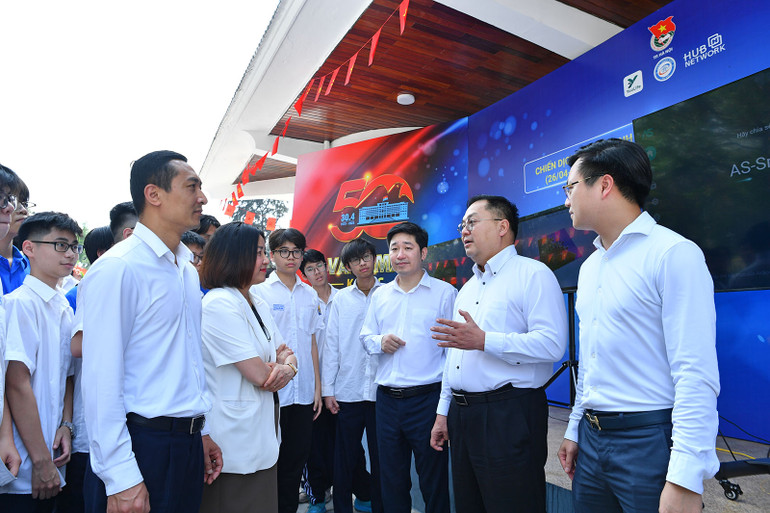 Đại diện các doanh nghiệp khởi nghiệp tiêu biểu có mặt tại buổi lễ.