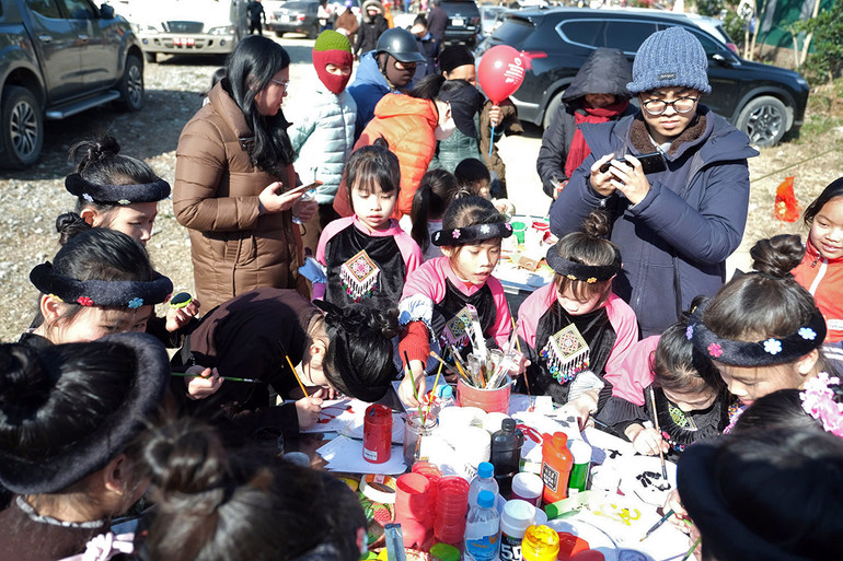 Các em nhỏ vùng cao trải nghiệm, vui chơi tại chương trình.