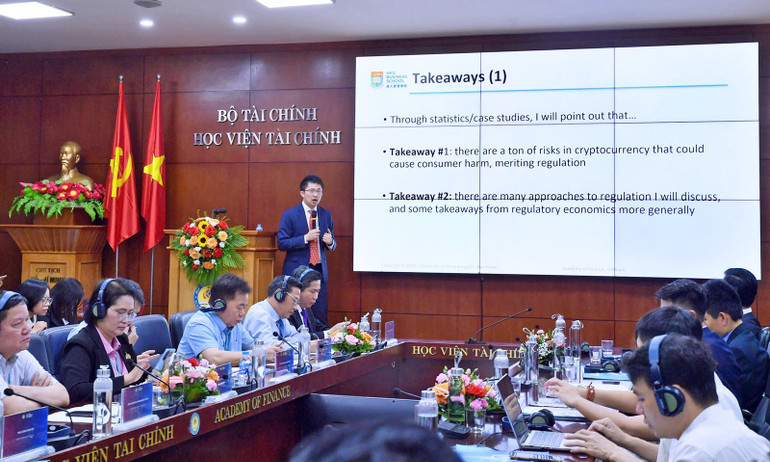 Giáo sư Alan Kwan trình bày tham luận.