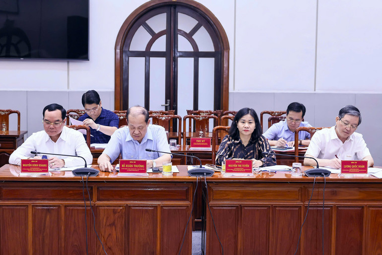 Các đại biểu làm việc tại Phiên họp.