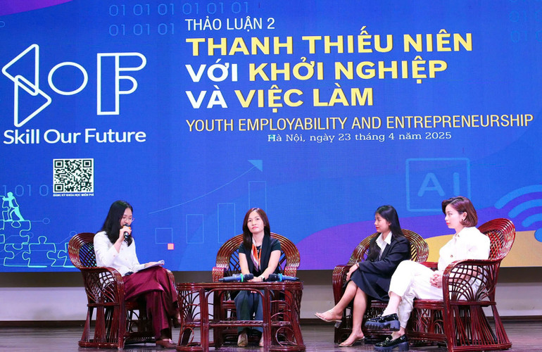 Các diễn giả thảo luận về chủ đề khởi nghiệp và việc làm cho thanh niên.