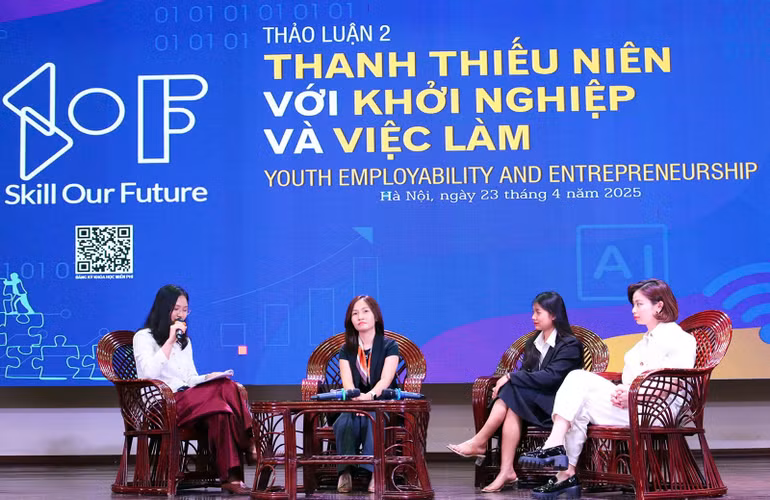 Các diễn giả thảo luận về chủ đề khởi nghiệp và việc làm cho thanh niên.