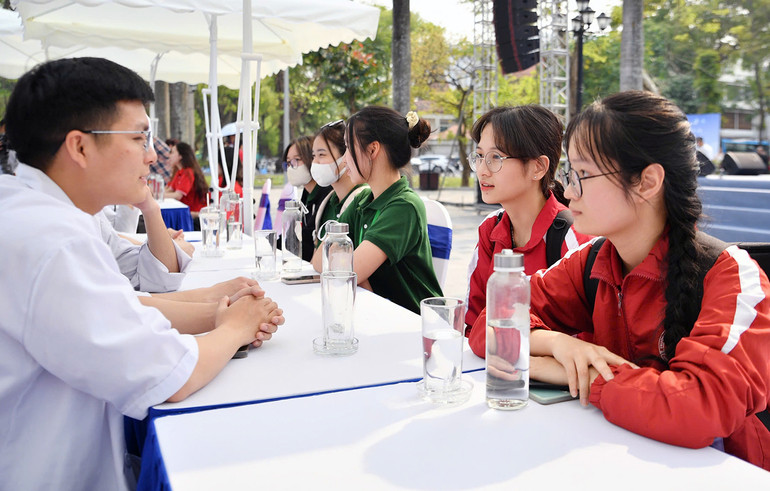 Hội viên Hội Thầy thuốc trẻ Việt Nam tư vấn, khám sức khỏe miễn phí cho đoàn viên, thanh niên sau buổi lễ.