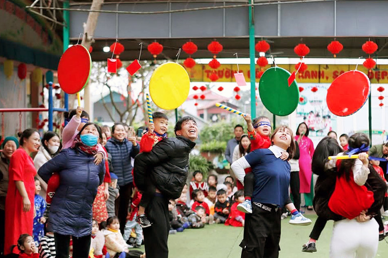 Phụ huynh, học sinh trên địa bàn thành phố Yên Bái cùng tham gia những trò chơi dân gian trong khuôn khổ sáng kiến của cô Đỗ Thị Loan.