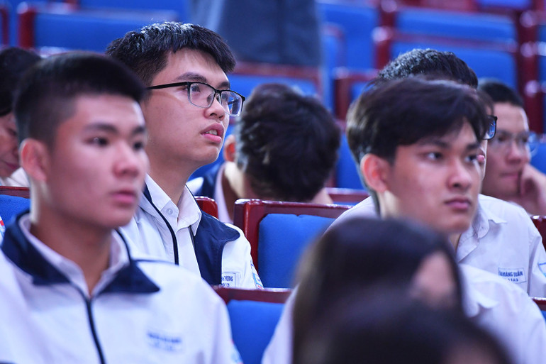 Đông đảo bạn trẻ quan tâm, đến tham dự Lễ khởi động Cuộc thi.