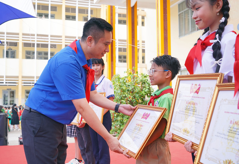 Đồng chí Lê Anh Quân trao bằng khen tặng các thí sinh xuất sắc của Cuộc thi.