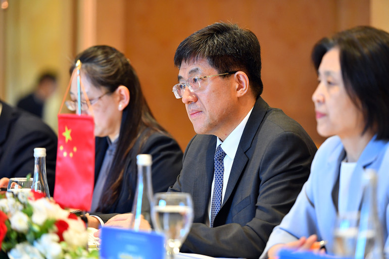 Đồng chí A Đông lắng nghe các đề xuất, phương án triển khai hợp tác thanh niên Việt Nam-Trung Quốc tại hội đàm.