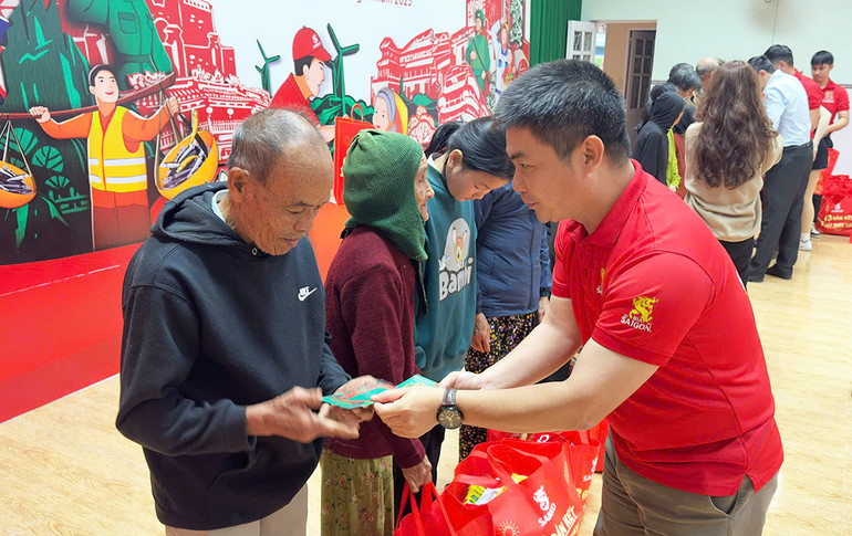 Đại diện Ban tổ chức chương trình trao quà tặng người dân hoàn cảnh khó khăn ở các địa phương. Đại diện Ban tổ chức chương trình trao quà tặng người dân hoàn cảnh khó khăn ở các địa phương.