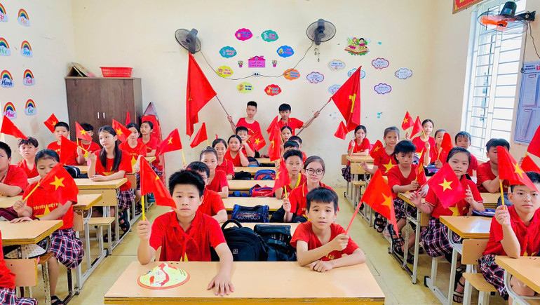 Cờ đỏ sao vàng ngập tràn trong các lớp học mầm non.