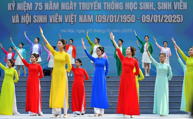 Tiết mục đồng diễn áo dài của sinh viên Thủ đô chào mừng kỷ niệm 75 năm Ngày truyền thống học sinh, sinh viên và Hội Sinh viên Việt Nam tại Chương trình.