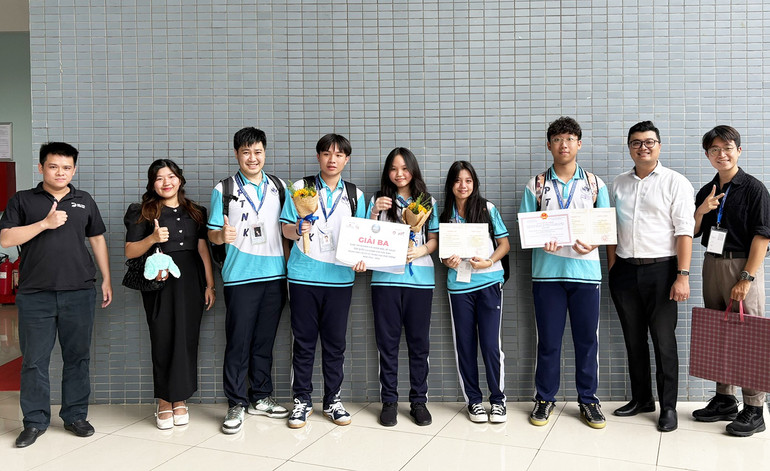 Đội thi Trường Phổ thông Năng khiếu Đại học Quốc gia Thành phố Hồ Chí Minh.