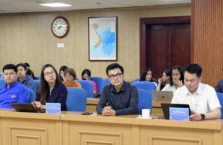 Giáo sư, Tiến sĩ Trần Xuân Bách, Phó Chủ tịch Hội Thầy thuốc trẻ Việt Nam (thứ hai từ phải sang, hàng đầu) là một trong những giảng viên tại chương trình tập huấn.