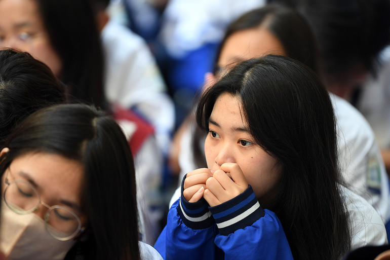 Các bạn trẻ chăm chú lắng nghe câu chuyện của các cựu chiến binh tại chương trình.