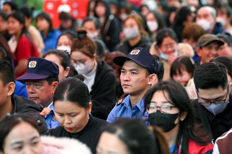 Đến với chương trình là những người lao động đã trải qua một năm đầy vất vả. Đến với chương trình là những người lao động đã trải qua một năm đầy vất vả.