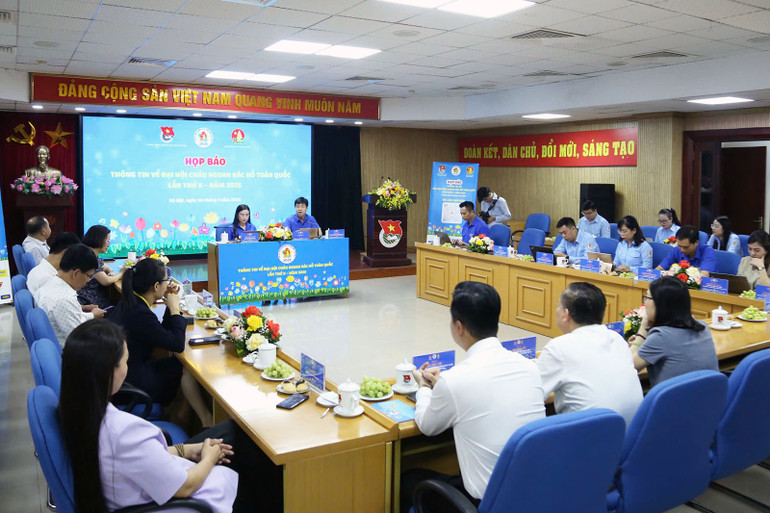 Toàn cảnh buổi họp báo.