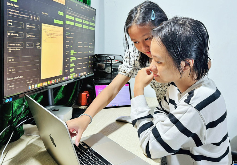 Các thành viên nhóm nghiên cứu tiến hành tối ưu hóa chatbot "Người bạn AI của nữ sinh".