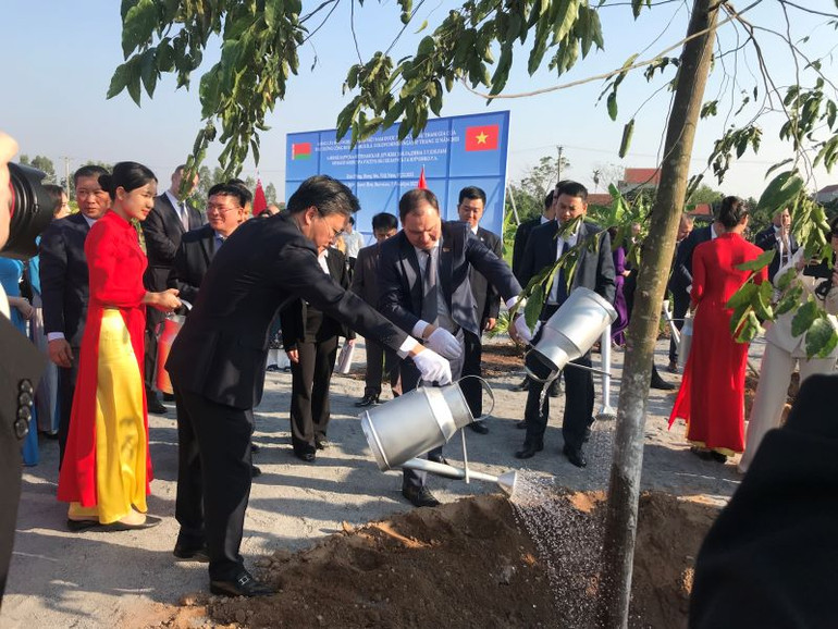 Thủ tướng Cộng hòa Belarus Roman Golovchenko và Đoàn đại biểu cấp cao Chính phủ Cộng hòa Belarus trồng hàng cây hữu nghị Belarus-Việt Nam, tại khuôn viên Công ty Cổ phần xuất, nhập khẩu và chế biến thực phẩm Âu Việt, xã Chính Nghĩa, huyện Kim Động, tỉnh Hưng Yên.