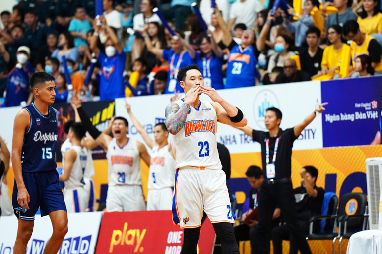 Tâm Đinh ăn mừng trong sự cổ vũ của người hâm mộ áo xanh.