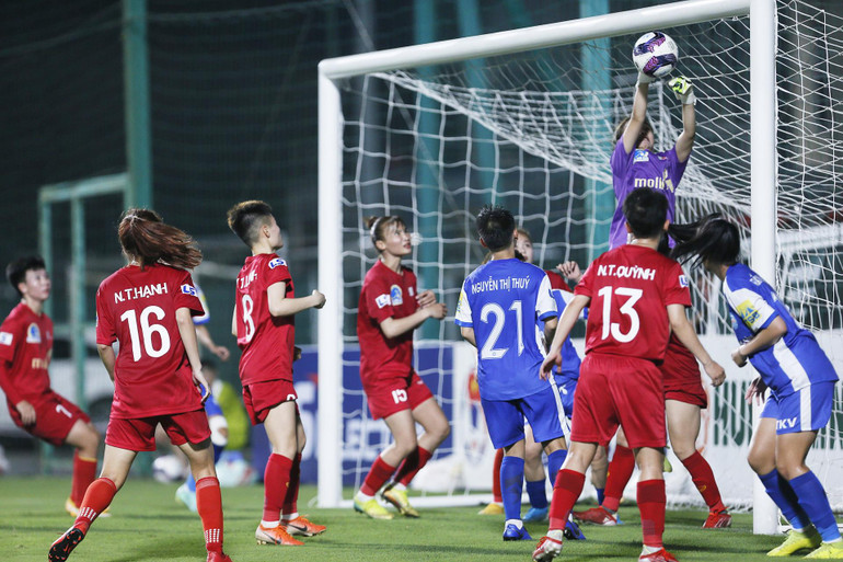 Phong Phú Hà Nam (áo đỏ) áp sát từ tầm cao. Phong Phú Hà Nam (áo đỏ) áp sát từ tầm cao.