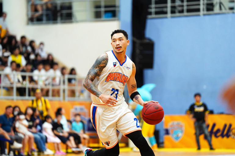 Thành viên đội tuyển bóng rổ quốc gia Tâm Đinh thi đấu dưới màu áo Hanoi Buffaloes.