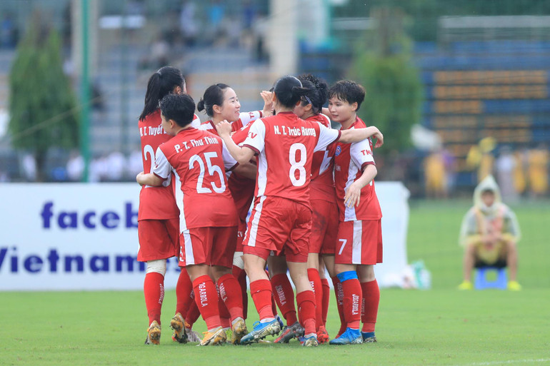 Thái Nguyên T&T thể hiện sức mạnh. Thái Nguyên T&T thể hiện sức mạnh.