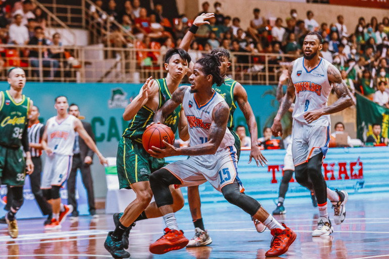 Jeffery Stubbs (số 15) và Shane Henry (số 8) không thể rút ngắn khoảng cách tỷ số.