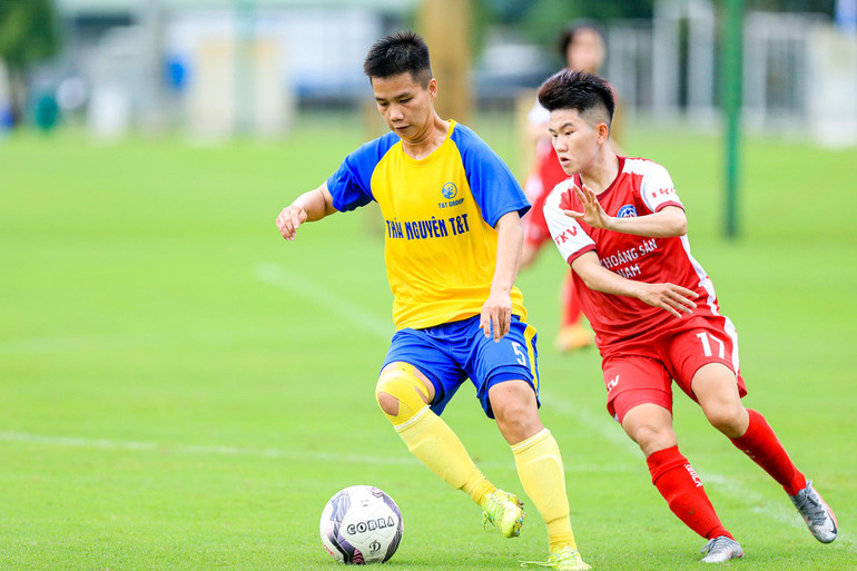 Thái Nguyên T&T nỗ lực chống trả các đợt tấn công từ sớm của đội bóng áo đỏ. Thái Nguyên T&T nỗ lực chống trả các đợt tấn công từ sớm của đội bóng áo đỏ.