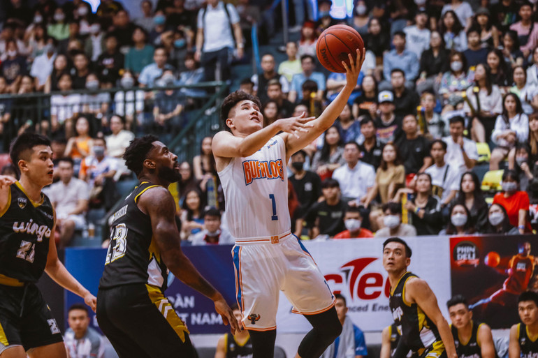 Đinh Tiến Công lên rổ.