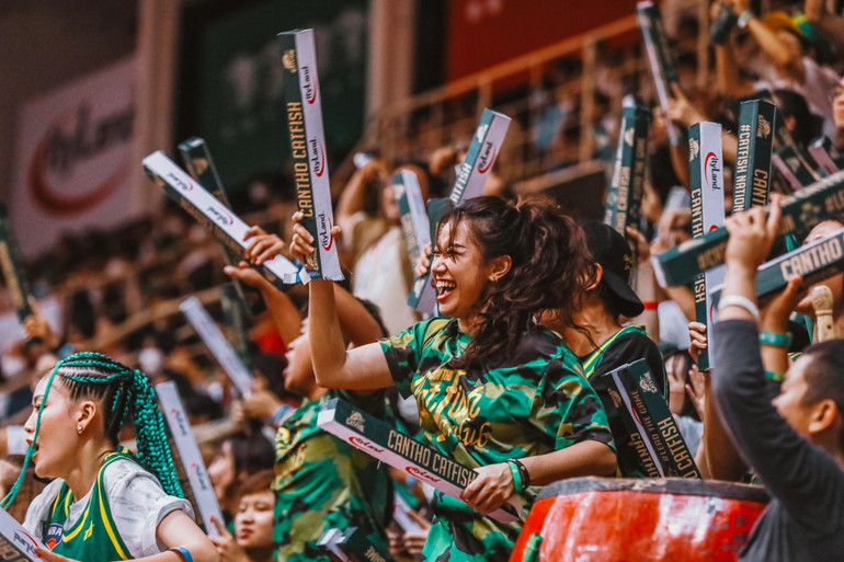 Người hâm mộ &quot;truyền lửa&quot; cho đội nhà Cantho Catfish.