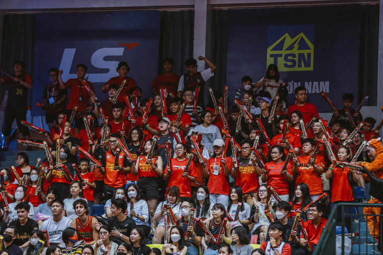 Cổ động viên Saigon Heat chúc mừng đội giành quyền vào chung kết.