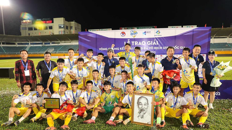 Ban huấn luyện U15 Sông Lam Nghệ An cùng các cầu thủ. Ban huấn luyện U15 Sông Lam Nghệ An cùng các cầu thủ.