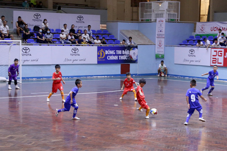 Đội chủ nhà Đắk Lắk (áo đỏ) thi đấu lượt trận đầu tiên gặp CLB bóng đá Hải Phòng.