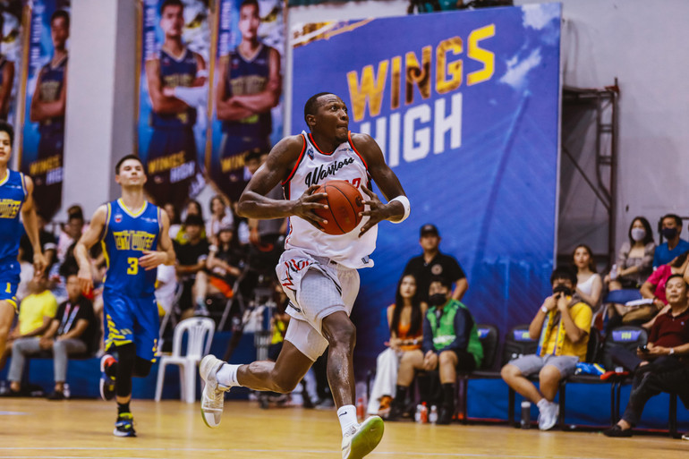 Ngoại binh Garrius Holloman thi đấu nổi bật.