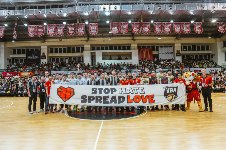 Các cầu thủ cùng Ban huấn luyện hai đội và trọng tài là những người đi đầu trong chiến dịch "Stop Hate, Spread Love"