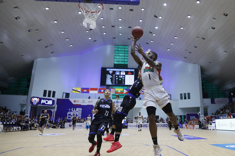 Dominique Grant thi đấu hiệu quả giúp Danang Dragons vươn lên trong hiệp đầu.