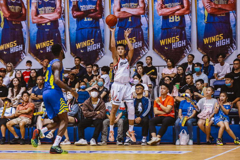 Võ Huy Hoàn ném rổ.