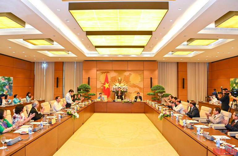 Quang cảnh buổi gặp mặt tại Nhà Quốc hội.