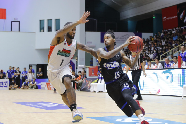 Jeffery Stubbs của Hanoi Buffaloes tiếp tục nhận danh hiệu Cầu thủ xuất sắc nhất trận.