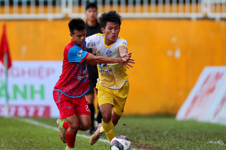 U15 Sông Lam Nghệ An (áo vàng) vươn lên dẫn trước. U15 Sông Lam Nghệ An (áo vàng) vươn lên dẫn trước.