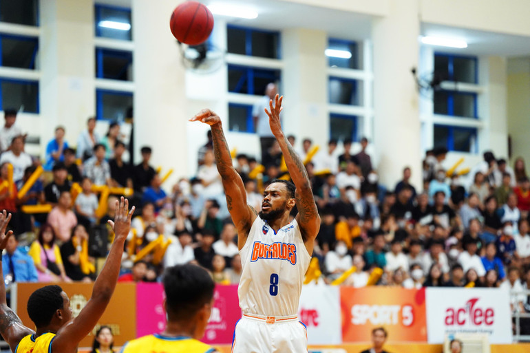 Shane Henry ném rổ.