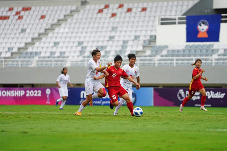 Sự đeo bám quyết liệt của các tuyển thủ U18 nữ Myanmar. (Ảnh: VFF) Sự đeo bám quyết liệt của các tuyển thủ U18 nữ Myanmar. (Ảnh: VFF)