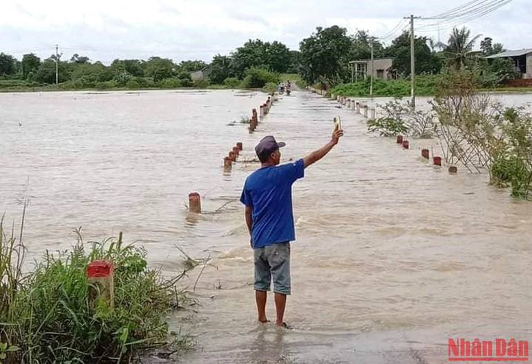 Hiện nay nhiều đoạn đường liên xã trên địa bàn xã Ea Rốk, huyện Ea Súp vẫn bị ngập sâu, gây ách tắc giao thông.