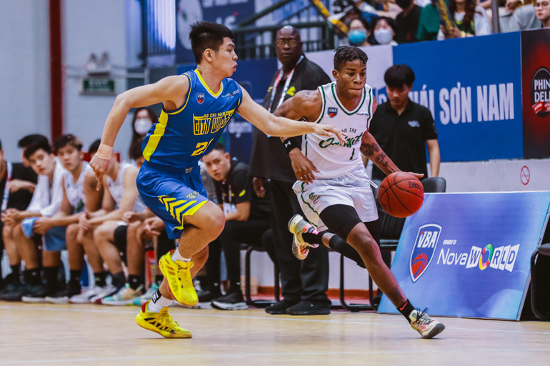 Bueno Amaury (áo trắng) đột phá.