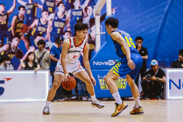 Phạm Đức Khải dẫn bóng.