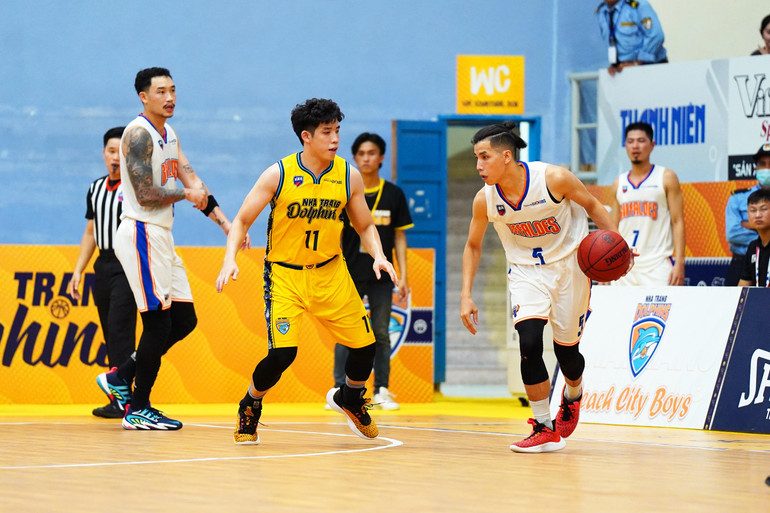 Anh em sinh đôi Đạt Doc (Nguyễn Thành Đạt) và Hoàng Ca (Nguyễn Phú Hoàng) đối đầu tại VBA 2022.