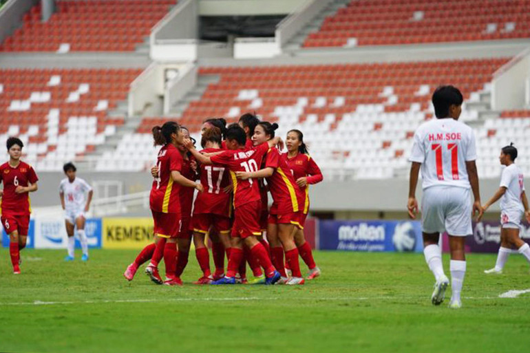 Các cầu thủ U18 nữ Việt Nam ăn mừng bàn thắng nới rộng tỷ số. (Ảnh: VFF) Các cầu thủ U18 nữ Việt Nam ăn mừng bàn thắng nới rộng tỷ số. (Ảnh: VFF)