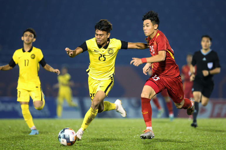 Cầu thủ của U19 Malaysia (áo vàng) chơi tấn công ngay từ đầu. (Ảnh: VFF) Cầu thủ của U19 Malaysia (áo vàng) chơi tấn công ngay từ đầu. (Ảnh: VFF)